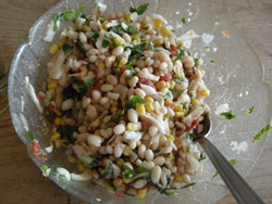昼食の豆サラダ
