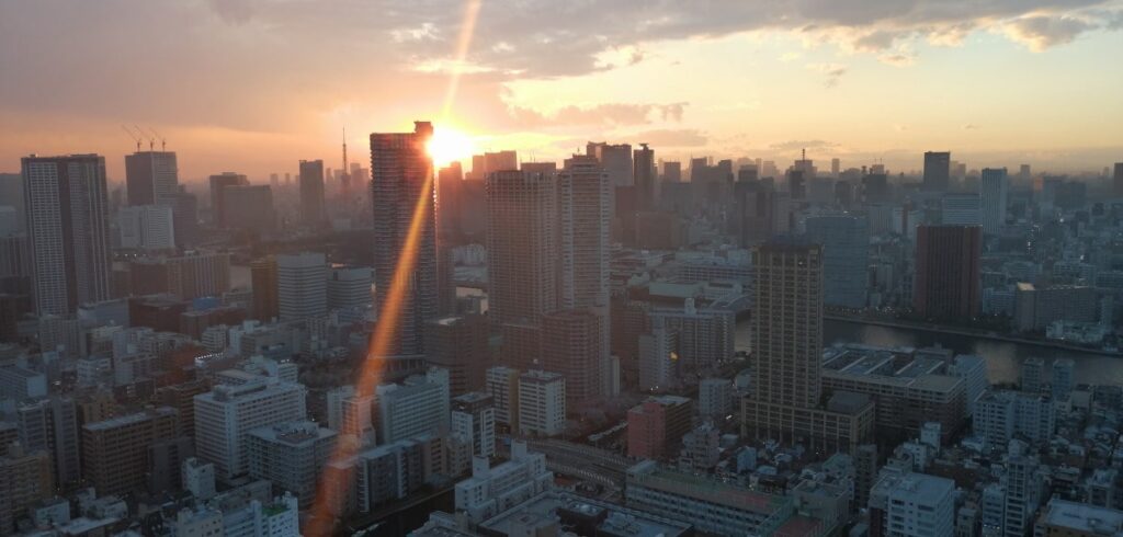コロナ禍の東京のビル群に沈む夕日